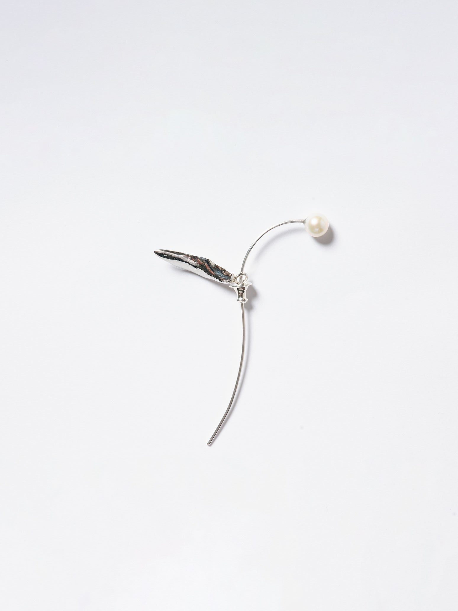 Pearl Curve Line Earring（片耳） – ucalypt